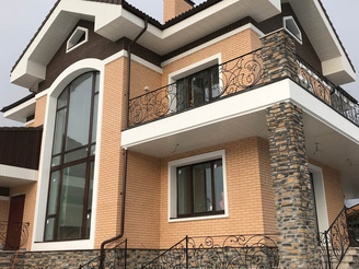 Малоэтажный дом. Кирпич лотос